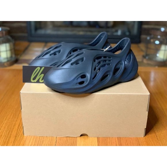 Size 11 Adidas Yeezy FoamRNNR "Mineral Blue" - Picture 2 of 5